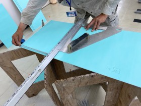 洗面台まわりの壁面パネル施工